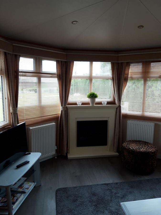 Locatie Het Knooppunt Engelse Chalet Нейс Екстер'єр фото